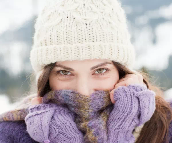 kobieta w czapce zimowej